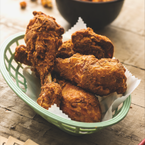 Poulet de Loué frit à l'américaine et pop-corn au paprika