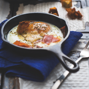 Oeufs cocotte au speck aux croûtons aux herbes