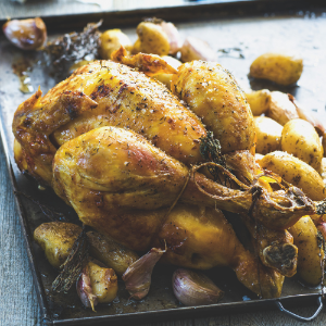 Poulet de Loué au thym aux rattes confites et à l'ail rose